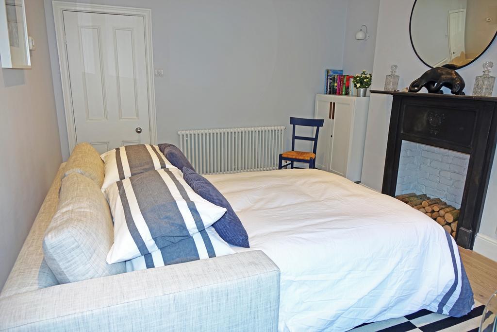 Sparkling Apartment In Kensington Olympia Лондон Экстерьер фото